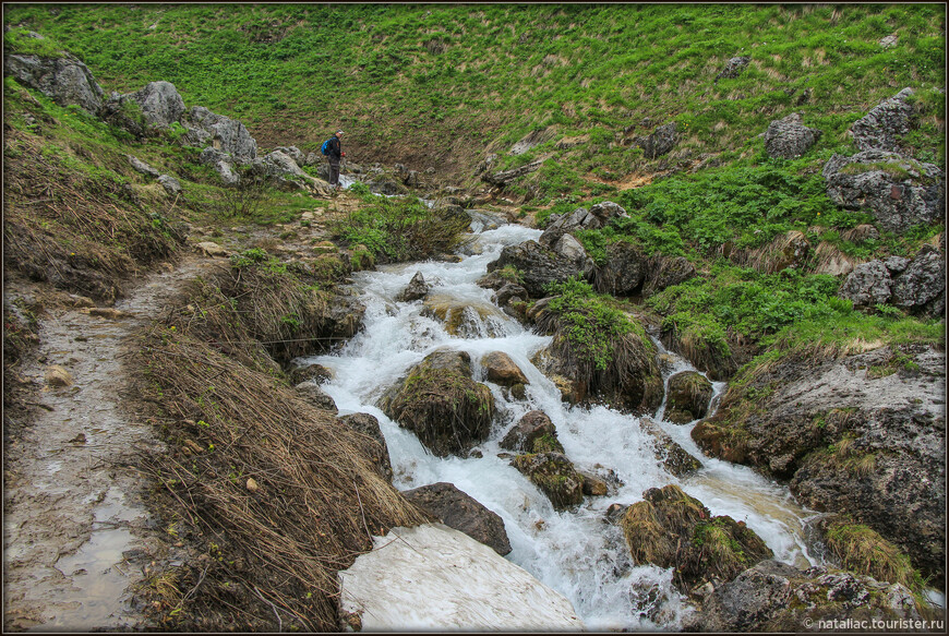 Без сапожек не обойтись-слева скользкая, сырая тропа через реку Армянку.