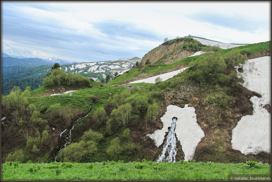 Удивительный водопад, вода бежит круглый год и прямо из земли! 