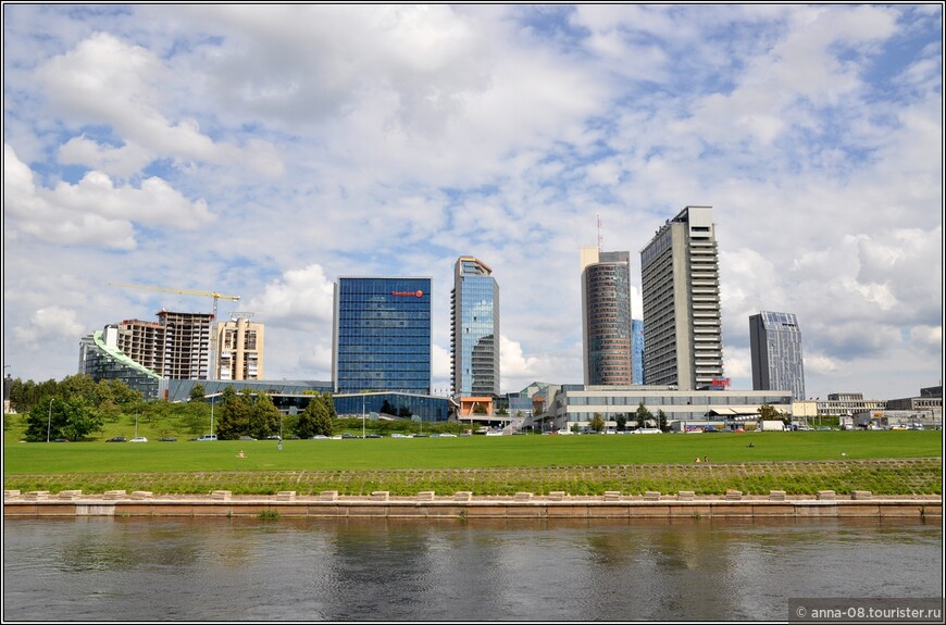 На этом снимке слева направо: ЖК Arfa, 17-этажный жилой дом советских времен, здание Swedbank, ЖК «Европа», «Башня Европа», отель Redisson Blu и высотка Муниципалитета Вильнюса.