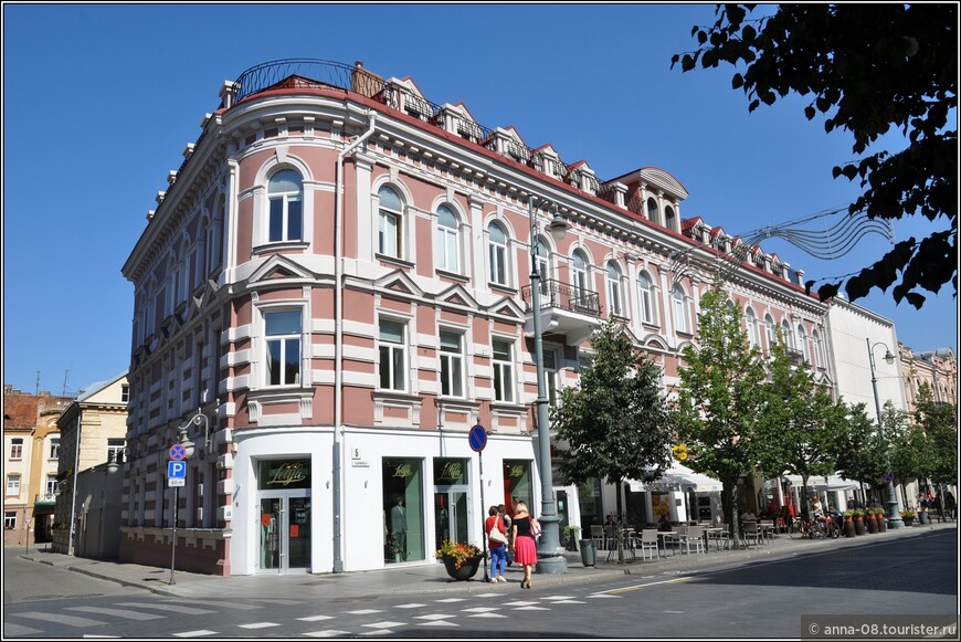 пр. Гедимина, д.5 Дом с чертами виленского модерна был построен в 1913 году по проекту Михаила Прозорова для парфюмерного магазина Сегаля.