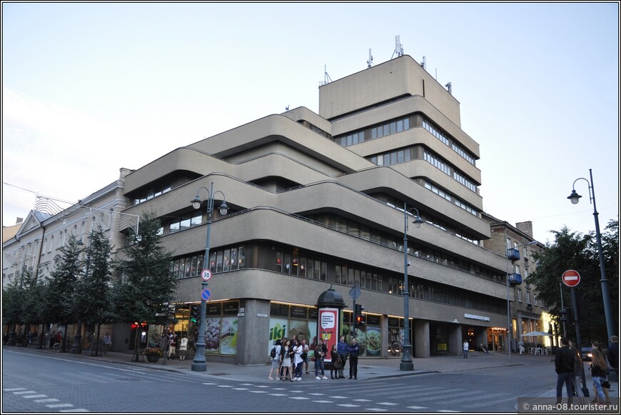 пр. Гедимина, д.28 Построенное в середине 1980-х здание «Потребкооперации» совершенное не напоминает унылую архитектуру того периода, поэтому не портит вид проспекта.