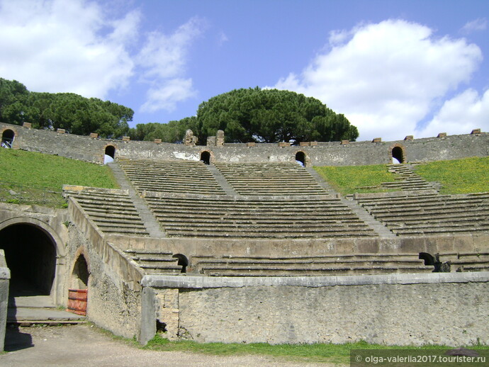  Амфитеатр построен в 80 гг. до н .э. и мог одновременно вместить до 20 тысяч зрителей. Помпейский амфитеатр считается самым древним известным амфитеатром. Амфитеатр находится недалеко от Ворот Сарно, одних из древних ворот города.