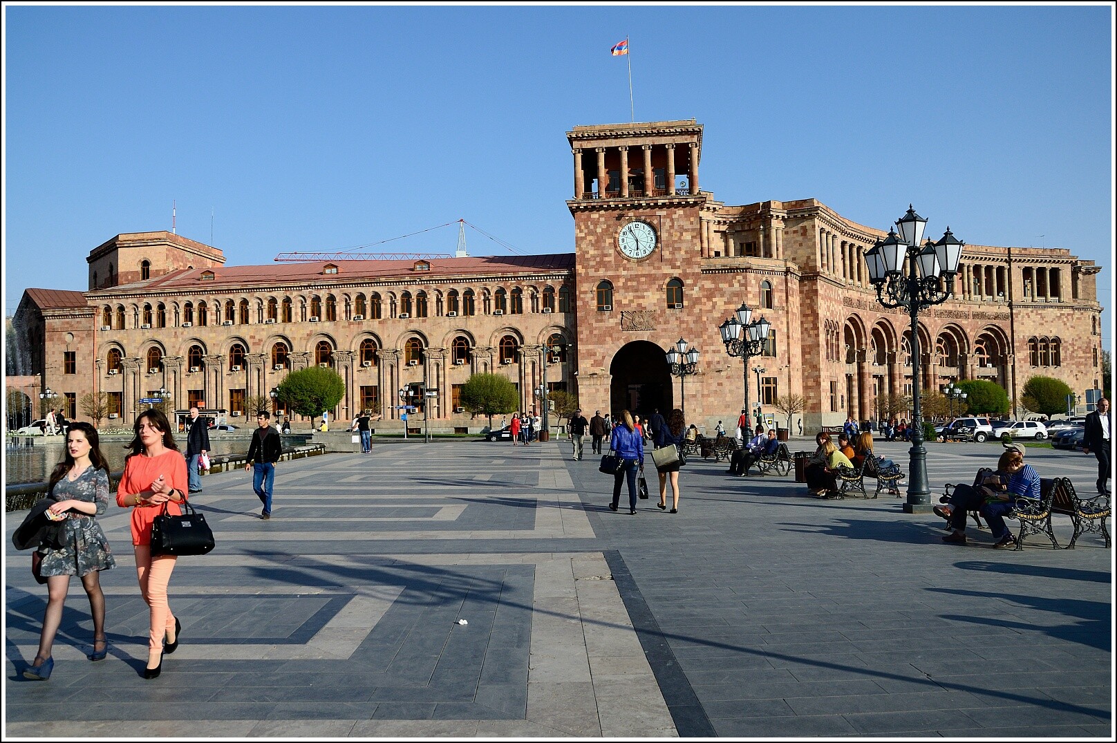 Ереван часовой. Площадь в Ереване сейчас. Армения Ереван сейчас. Армения Ереван площадь Республики. Shene Ереван.