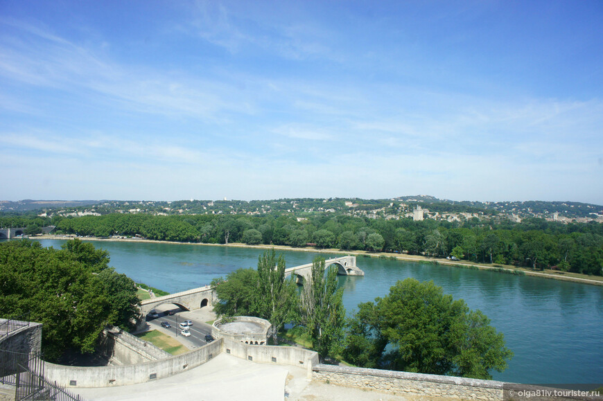Sur le pont d’Avignon,
On y danse, on y danse,
Sur le pont d’Avignon,
On y danse, tous en rond.