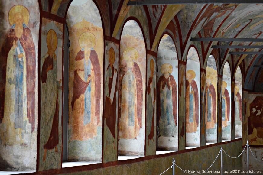 Прекрасно сохранившиеся фрески в церквях ростовского кремля