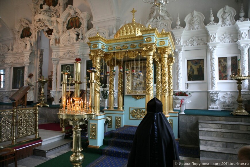 Феодоровская икона Божией матери в центре. Фото из Интернета