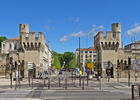 Вид от вокзала "Gare d'Avignon Centre". Мощнейшие крепостные стены старого города сразу бросаются в глаза. Эта улица напрямую от центрального вокзала ведет к Папскому дворцу.