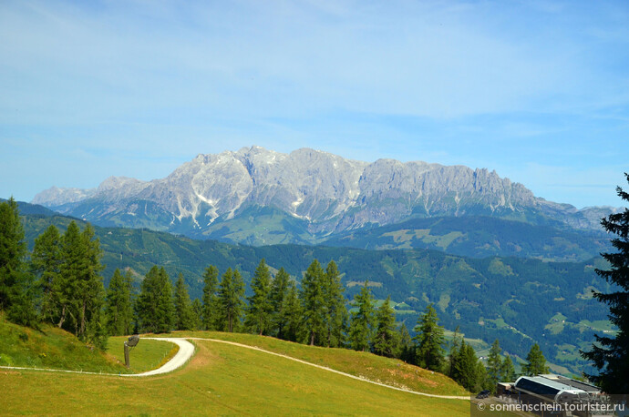 За горами уже Зальцбург, до него около 60 км. Альпендорф -это это своеобразный ключ в Зальцбургский Спортивный Мир, который входит, среди еще пяти регионов, в самую большую область катания Австрии, Амаде.