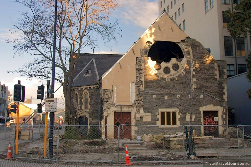 Здание церкви Trinity Congregational Church, в которой располагался ресторан Octagon, тоже частично было разрушено. Из интернета