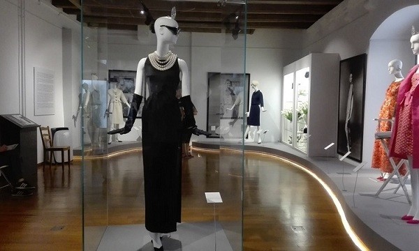Выставка в честь Одри Хепбёрн и Юбера де Живанши