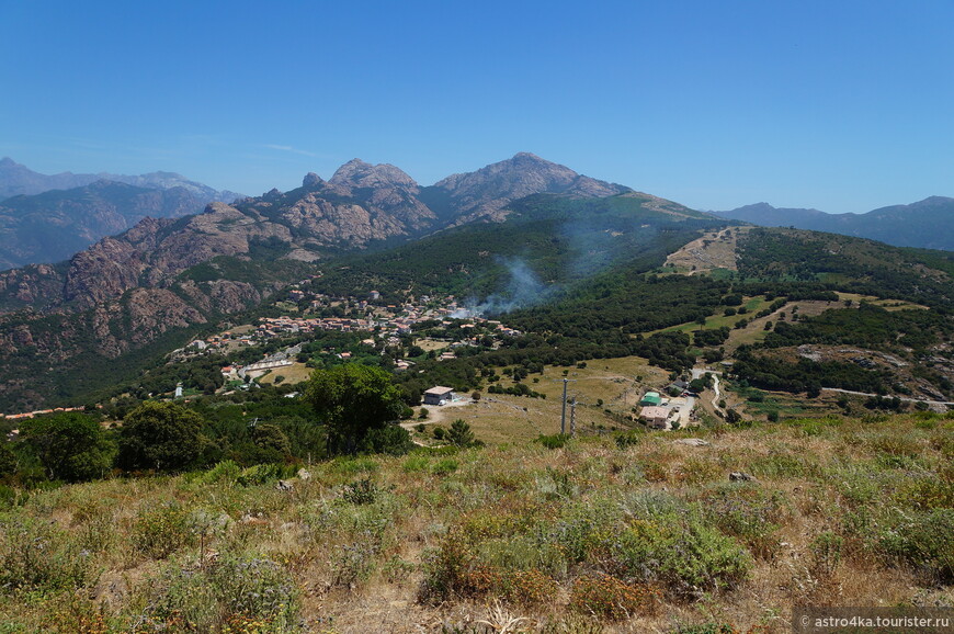 Деревня Пиана, а справа вдали высится гора Орто 1294 метра, на которую поднимемся завтра.