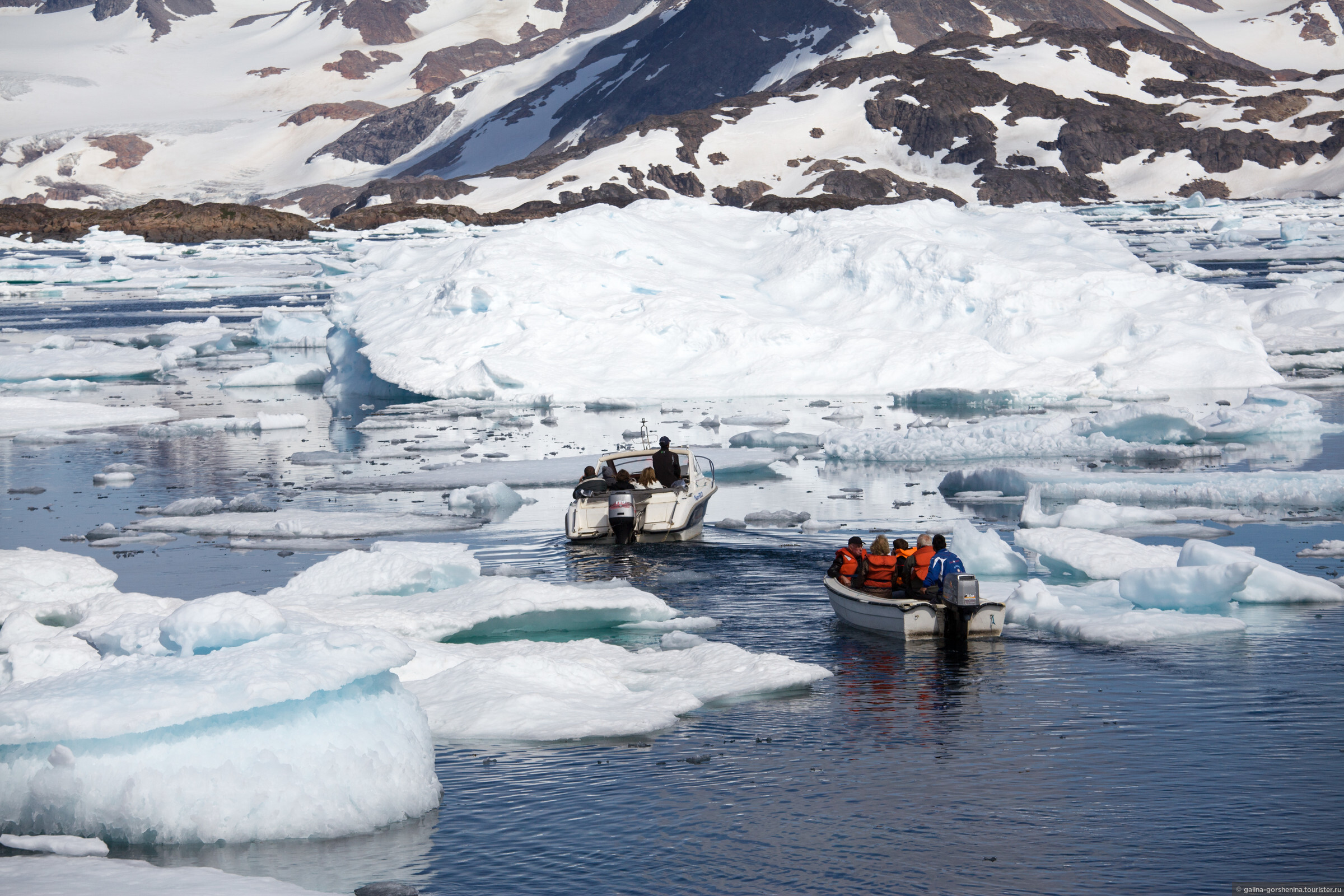 Ледовый отзывы. Гренландия Елабуга. Гренландия машины. Лодка среди льда. Гренландия до 1250.