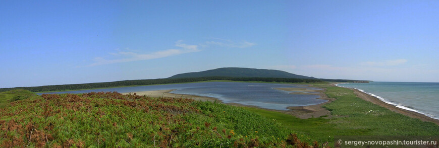 Панорама ландшафта с озером Черемховое и (справа) - на залив Терпения. Вид на юг © Фото: Новопашин С.А., 08.2005