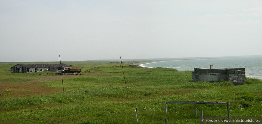 Панорама: вид на юг, мыс Обширный. Место бывшей дислокации радиотехнической воинской части © Фото: Новопашин С.А., 08.2005