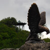 Орел терзающий змею на фоне китайской беседки