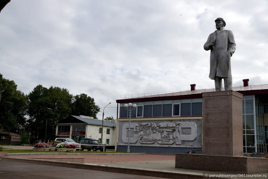 РДК Юбилейный (1977) и памятник В.И. Ленину (1981)