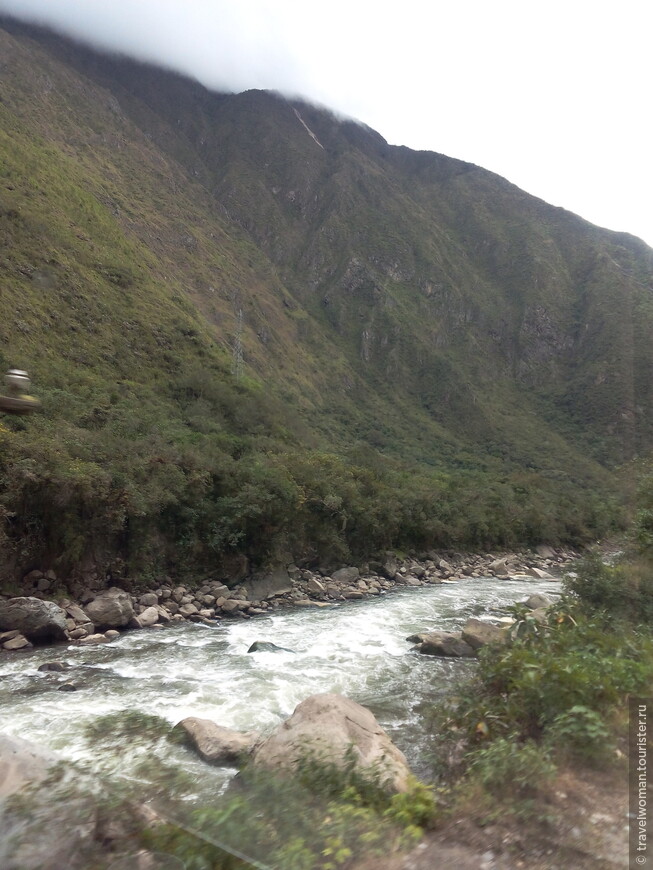 Сказочный горный поселок у подножия Мачу Пикчу, подготавливающий к посещению главной цели