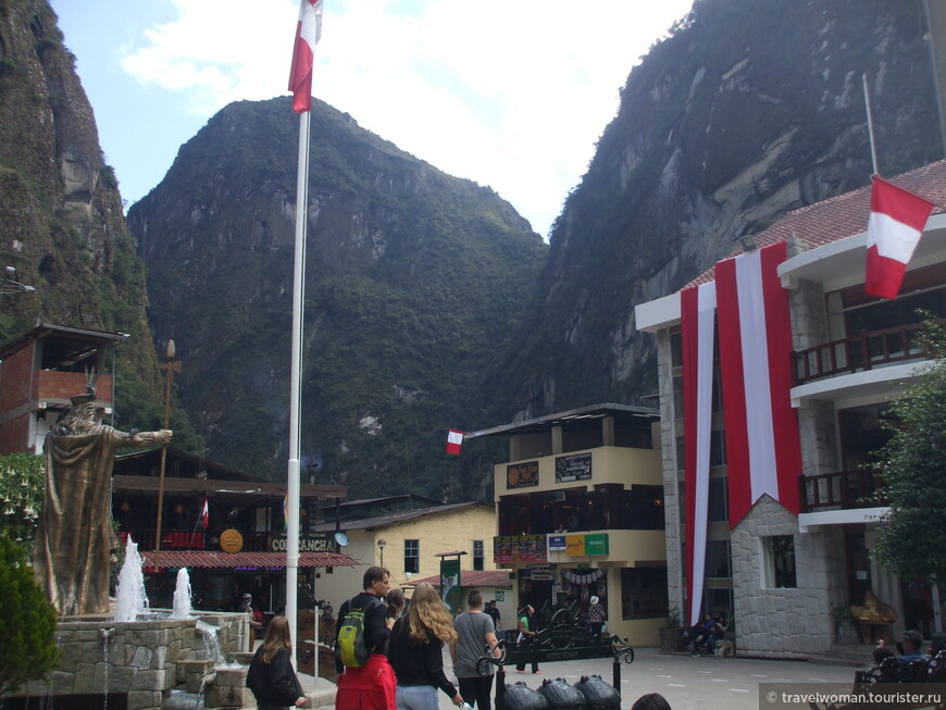 Сказочный горный поселок у подножия Мачу Пикчу, подготавливающий к посещению главной цели