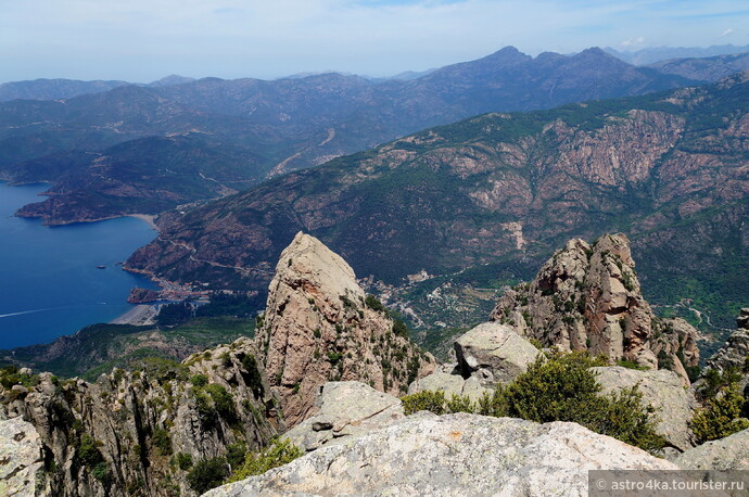 Впереди две скалы, которые на фото снизу кажутся выше вершины Орто и деревня Порто с бухтой и пляжем.