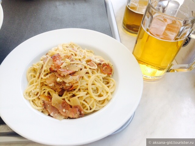 Spaghetti alla gricia: свиная щека, сыр пекорино, белое вино и черный перец. Этот тип пасты считается предком аматричаны, разница только в том, что в аматричану добавляют еще томатный соус.