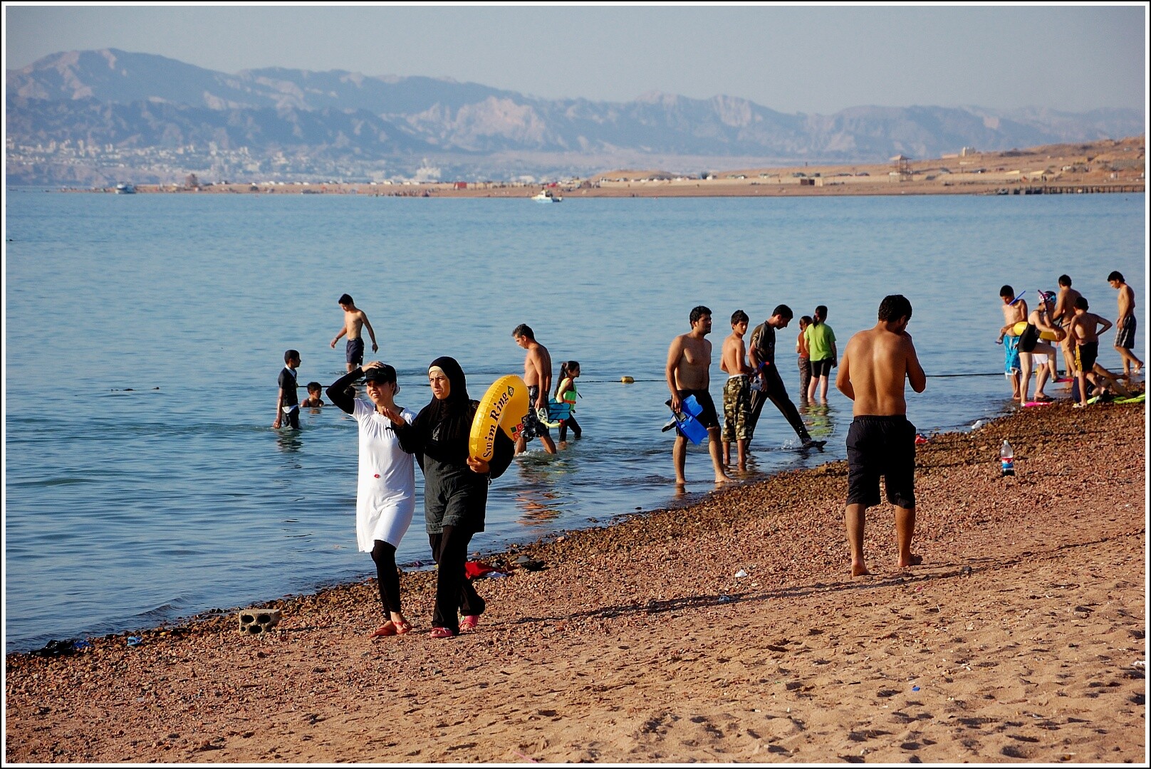 Ноябрь купаться. Иранские пляжи. Красное море пляж. Иран море пляжи. Акаба пляжи.