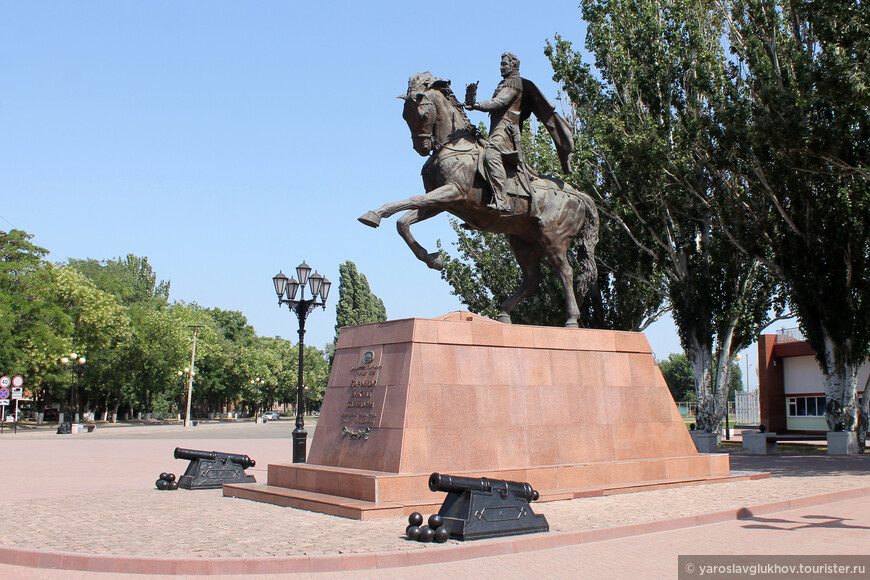 Памятник князю Воронцову на коне