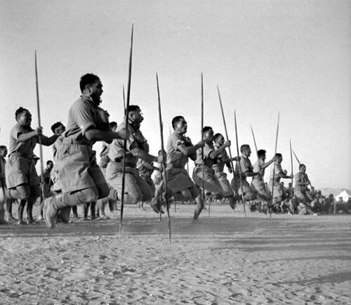 Новозеландские воины исполняют боевой танец маори — Хака, 1941 г. Из Интернета