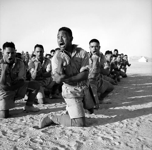 Батальон маори исполняет Хака перед королем Греции, Египет, 1941 год. Из Интернета