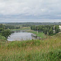 Мемориал в Зубцове (N056 9.969, E034 35.363) возвышается над долиной Волги. Сверху  видно место впадения в нее реки Вазузы и стоящую неподалеку Успенскую церковь. 