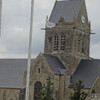 Американский парашютист зацепился на крыше нормандской церкви.
