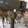 Маршал Эйзенхауэр напутствует парашютистов, отправляющихся на берег Нормандии