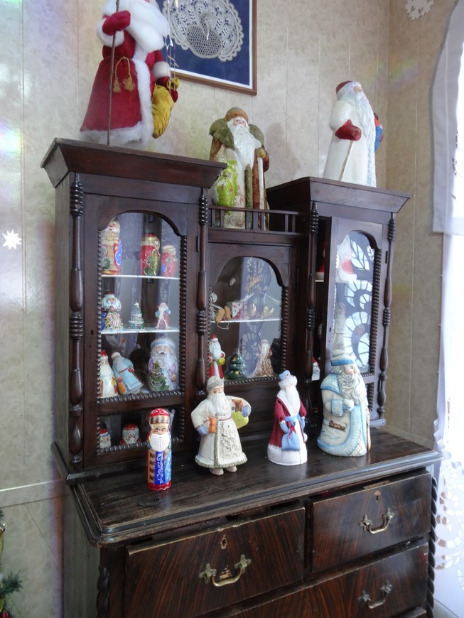 Выставка игрушечных Дедов Морозов в Резиденции