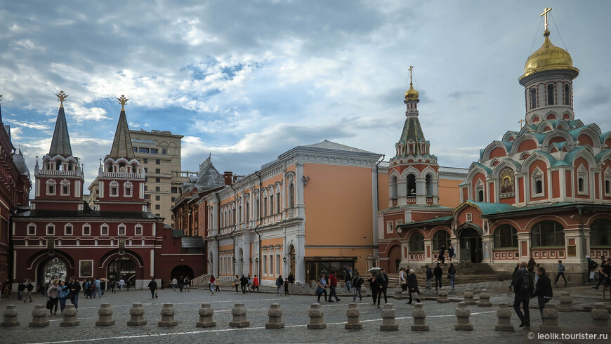 Воскресенские ворота и Казанский собор на Красной площади.
