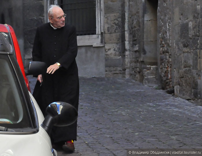Католический священник в Бергамо.