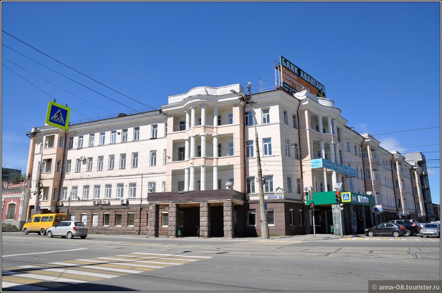 Гостиница «Северный Урал». Здание построено в конце XIX века, в нем был магазин купца Мозгунова. Два этажа достроены в 1937 году.