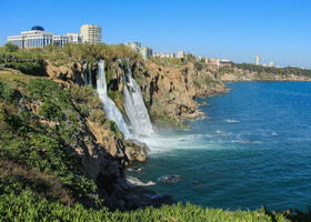 А вот уже и сам водопад-река, впадающая в море. В Анталии четыре аналогичных водопада. 