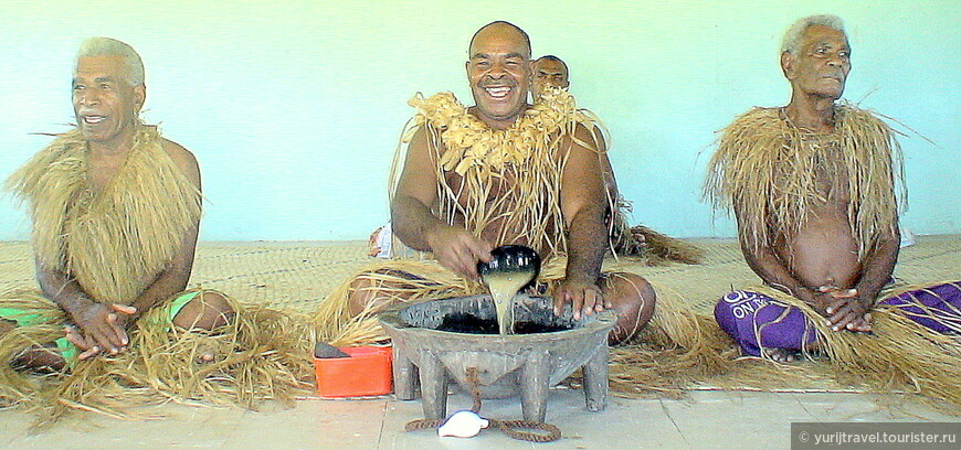 Вождь и старейшина племени в деревне Муайра начинает церемонию Кава