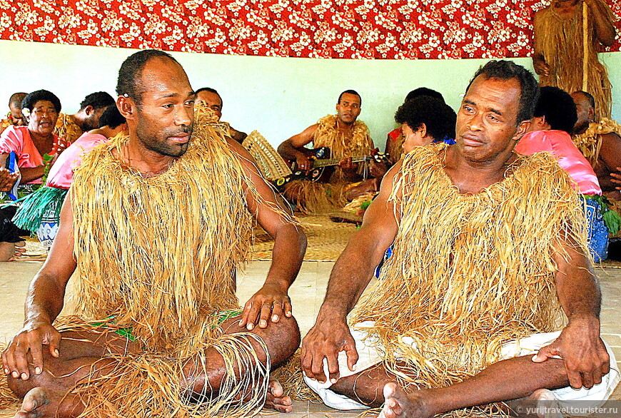 Традиционная обежда мужчин Фиджи - сплетена из особого лыка Маси, выделываемого из коры шелковицы