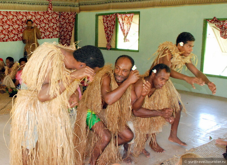 Танец воинов Фиджи не такой как у Маори, где они выпучивают для страха врага свои глаза. Он более культурный ...