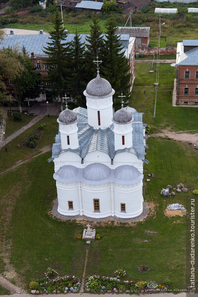 Вид с колокольни на Ризоположенский собор.