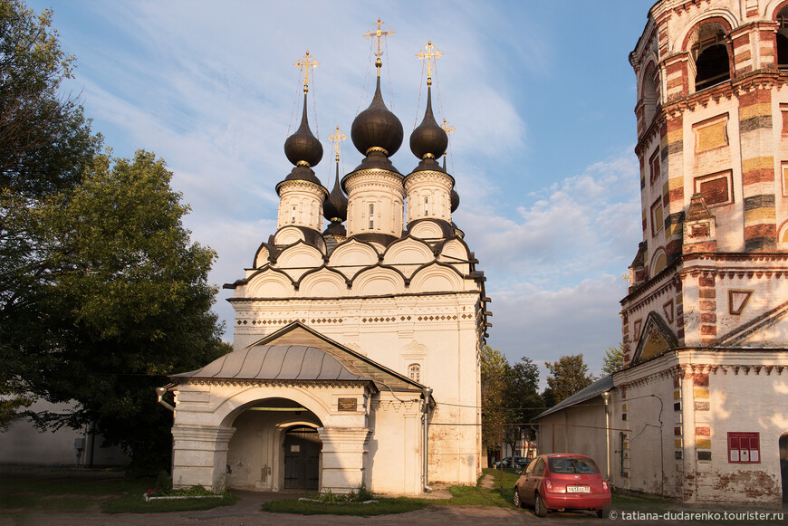 Пять куполов Лазаревского храма с золочёными крестами — одни из самых красивых в Суздале.
