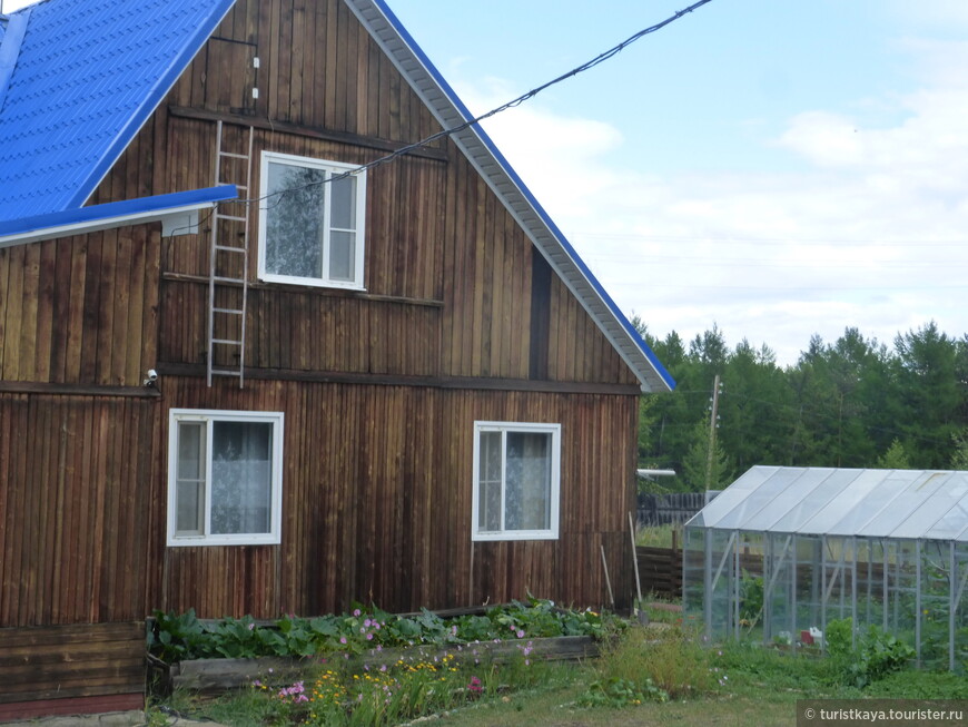 Дом у Байкала со стороны двора - свой огородик, садик! Так что овощи на столе всегда свежие!