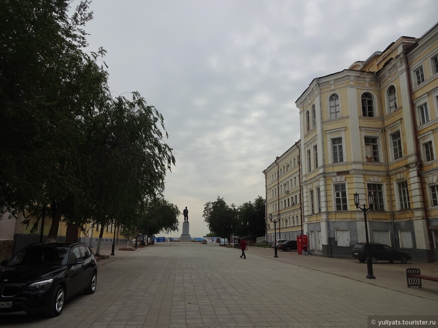 Улица Советская, вид на памятник Чкалову. Справа - здание, где раньше находилось Оренбургское военное авиационное училище