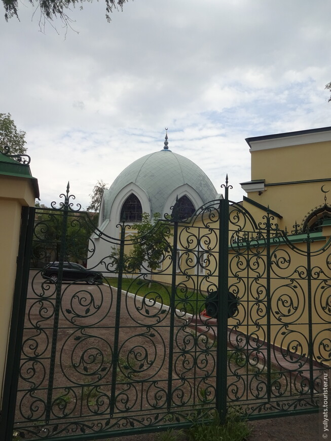 Внутренний двор и мечеть Караван-Сарая