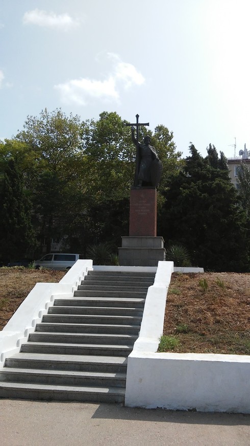 Памятник князю Владимиру на улице Древняя