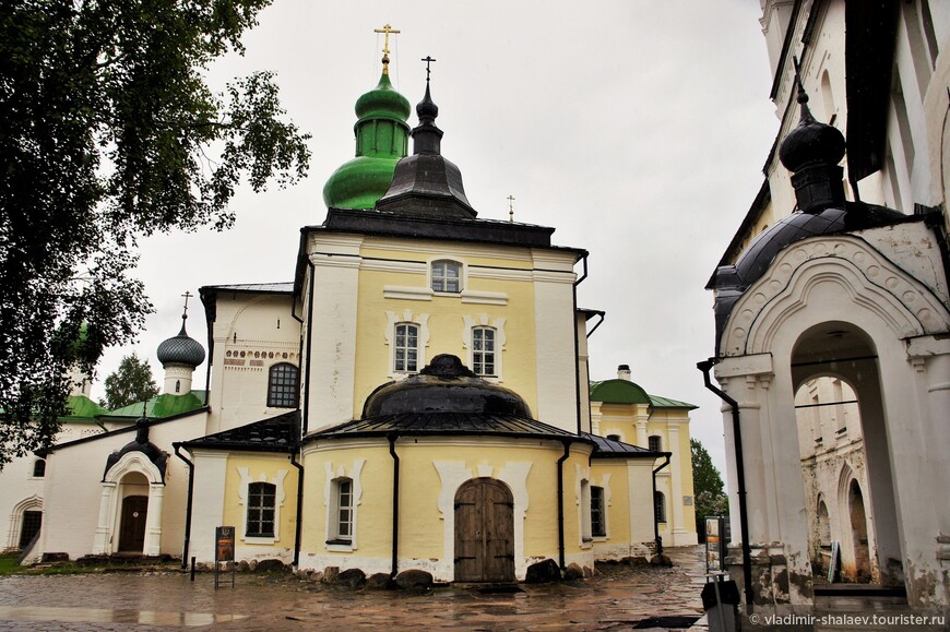 Успенский собор и церковь Кирилла, где хранятся его мощи.