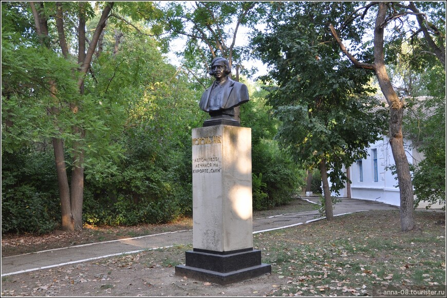 Памятник Н.В.Гоголю, который лечился на курорте «Саки» в 1835 году установили в парке в 1952 г.