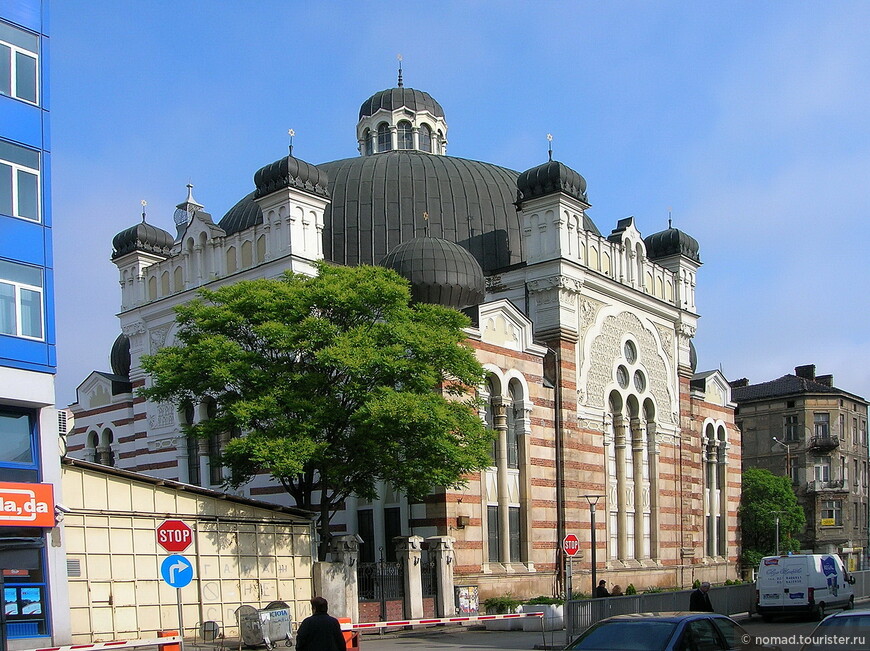 Софийская синагога
Синагога является одним из самых живописных строений Софии. Он был построен для общины сефардских евреев в начале 20 века. Архитектурный стиль здания представляет собой смесь мавританских традиций и венского модерна.