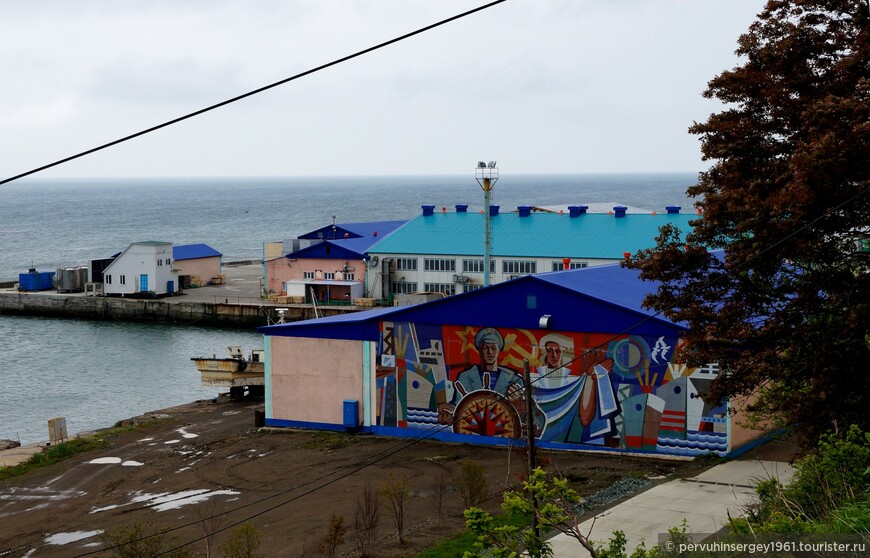 Мозаичное панно на фасаде производственного помещения в районе японского порт-ковша в поселке Озёрское Корсаковского района