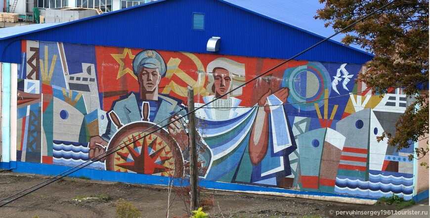 Мозаичное панно на фасаде производственного помещения в районе японского порт-ковша в поселке Озёрское Корсаковского района
